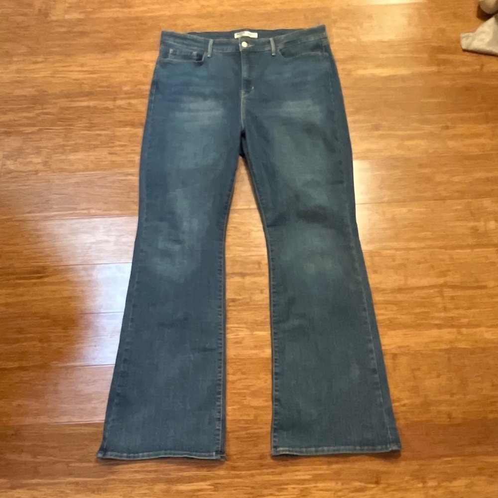 Levi’s Signature Totally Shaping High-Rise Flare Jeans – Medium Wash – Size 18